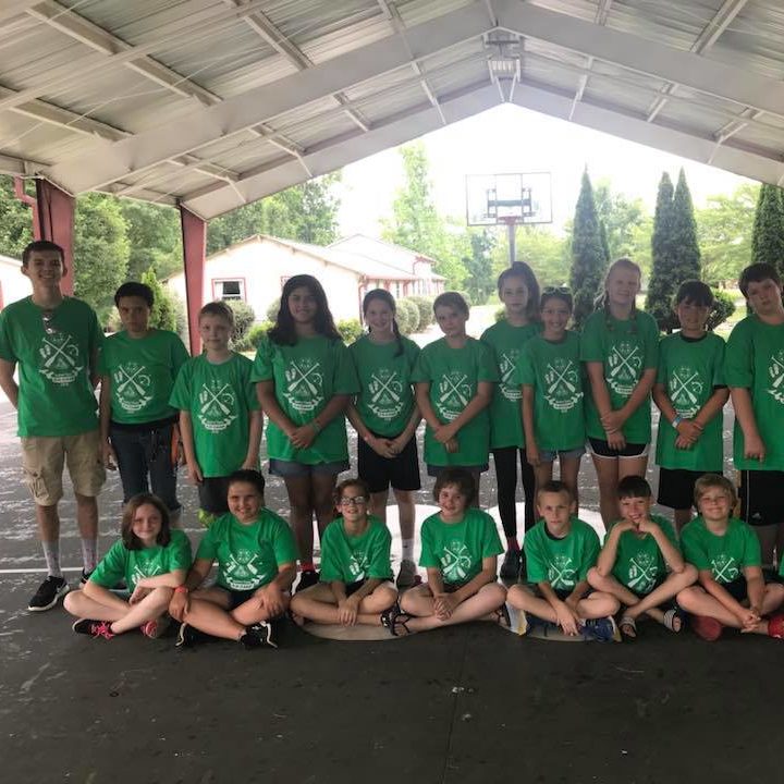 Group of 4-H campers in green t-shirts 