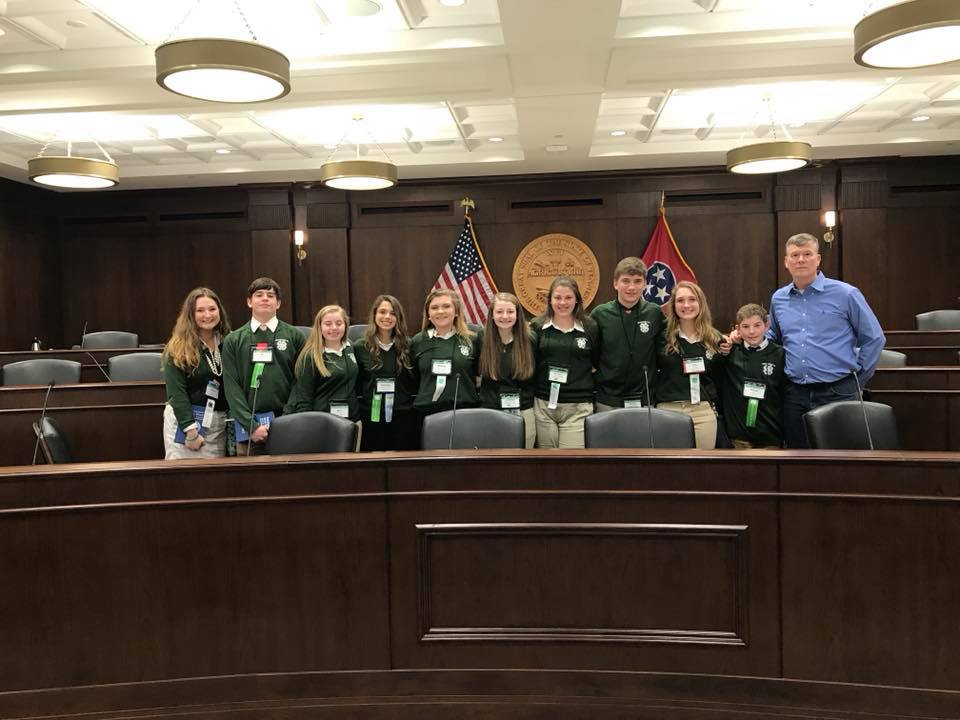 4H congress students posing in Tennessee chamber of commerce